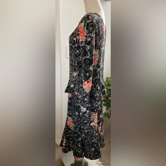 Black and White Sheath Dress with Cuffed Long Sleeves - Picture 7 of 8